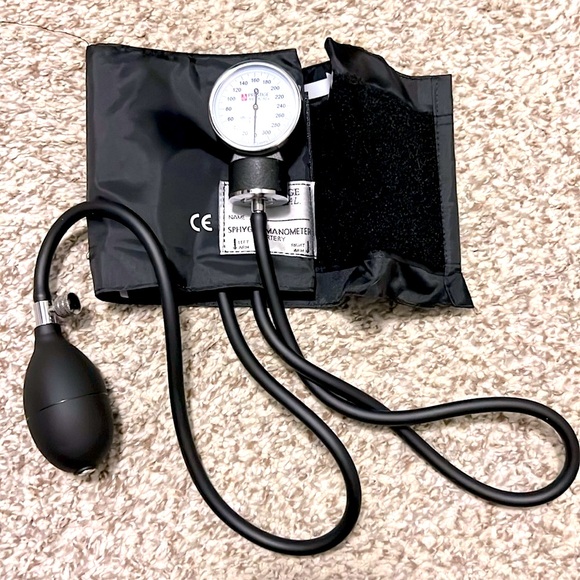 NIB 🩺🫀 BASIC ANEROID ADULT MEDICAL SPHYGMOMANOMETER BLOOD PRESSURE CUFF w/BAG - Picture 6 of 11